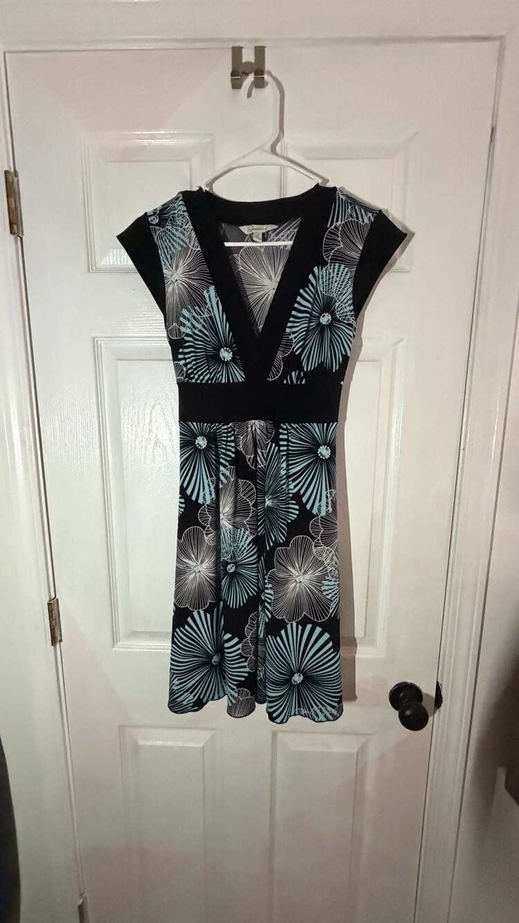 Speechless Women's Black Floral Print Cap Sleeve V-Neck Dress